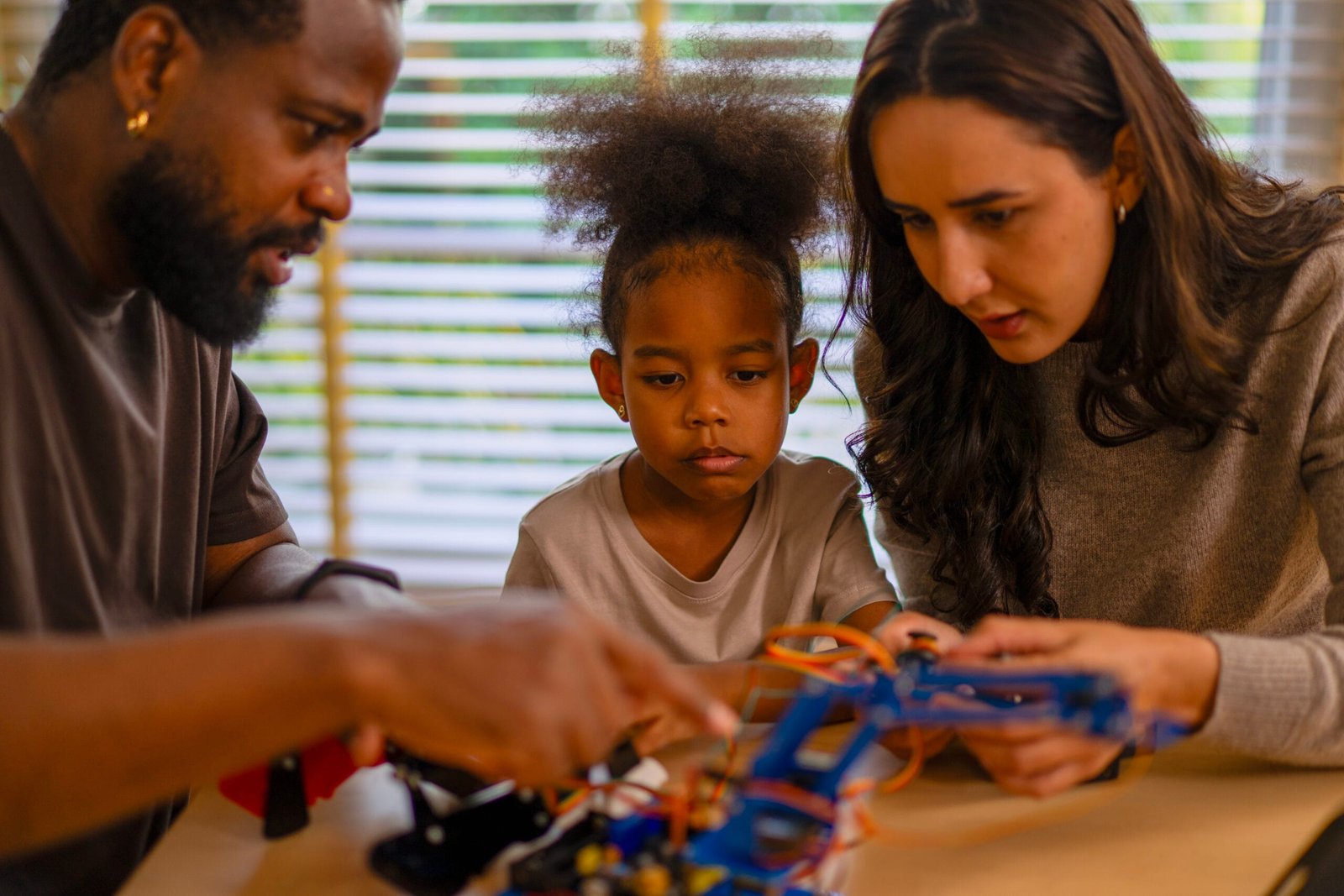 parent-is-teaching-her-daughter-robotic-objects
